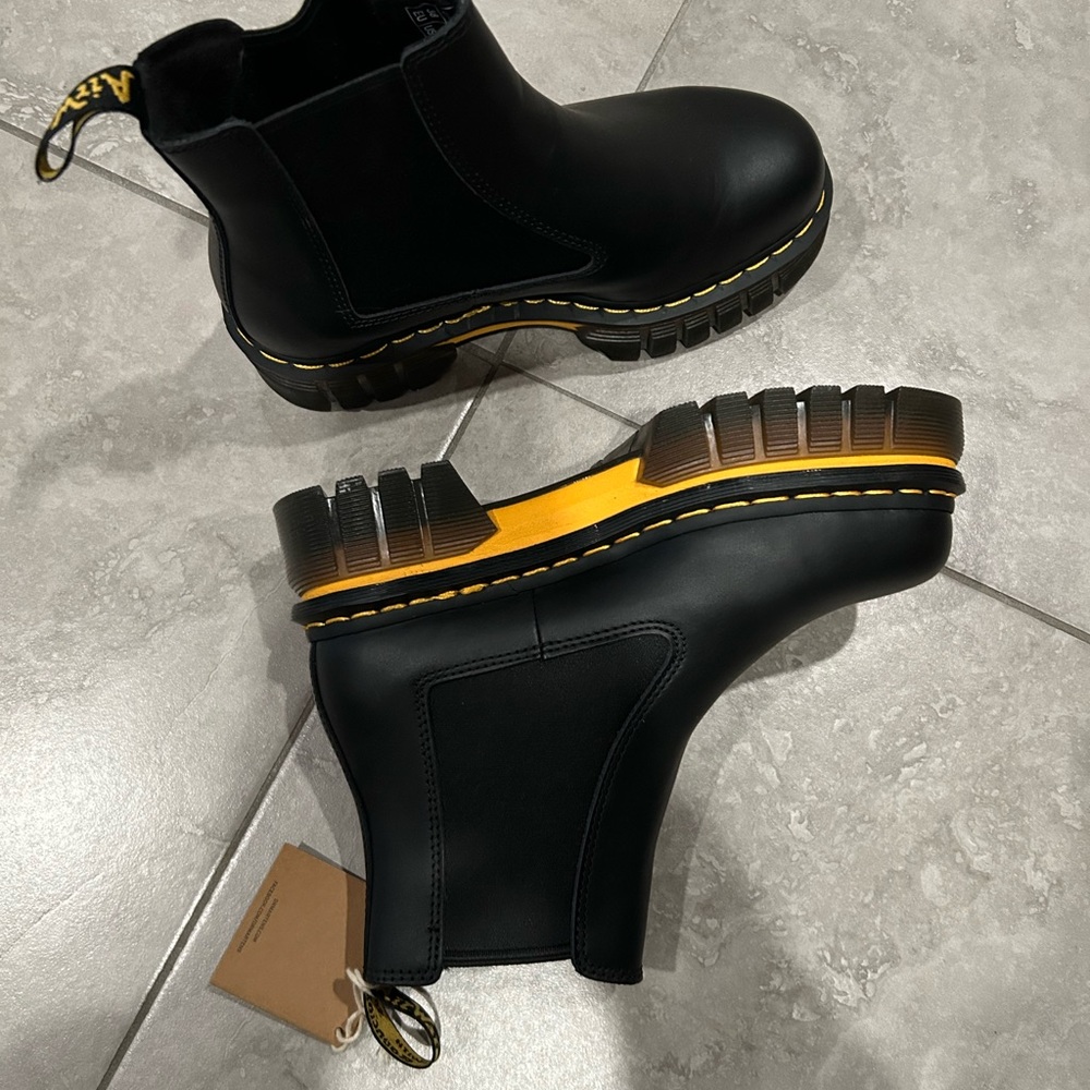Dr. Martens Doc Martens Audrick Chelsea Black Boots - Picture 4 of 9